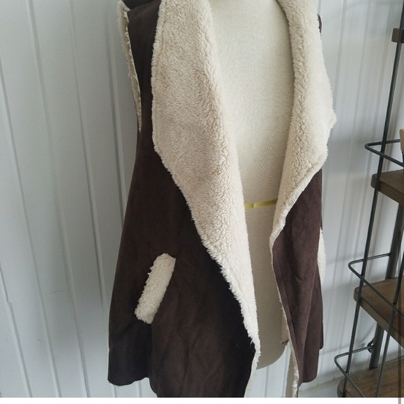 Vest - Picture 4 of 7